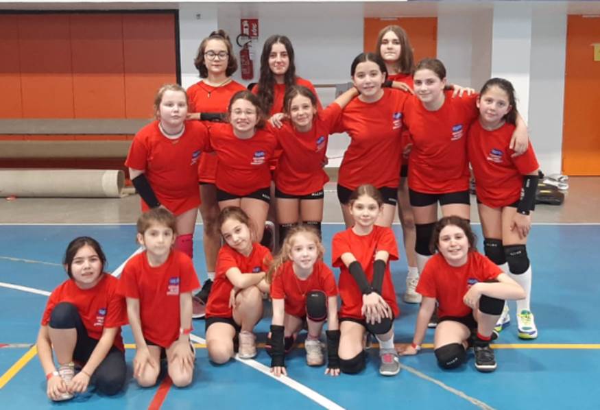 Immagine che contiene sport, persona, gioco atletico, pallavolo

Descrizione generata automaticamente