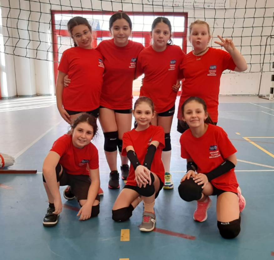 Immagine che contiene sport, persona, gioco atletico, pallavolo

Descrizione generata automaticamente